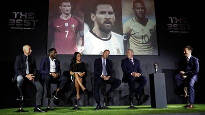 Roberto Di Matteo, Jay-Jay Okocha, Alex Scott, Andriy Shevchenko e Peter Shilton durante o anúncio dos finalistas ao The Best FIFA.