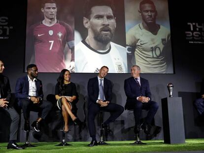 Roberto Di Matteo, Jay-Jay Okocha, Alex Scott, Andriy Shevchenko e Peter Shilton durante o anúncio dos finalistas ao The Best FIFA.