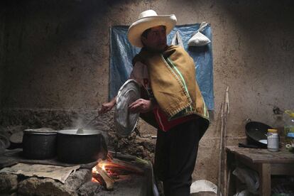 El actual presidente de Perú, Pedro Castillo, prepara el desayuno para su familia en su casa de Chugur, Perú, el viernes 16 de abril de 2021.