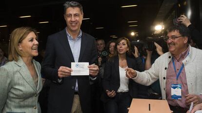 Xavier García Albiol, acompañado de Dolores de Cospedal y de Alicia Sánchez-Camacho, en el momento de la votación.