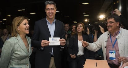 Xavier García Albiol, acompanyat de Dolores de Cospedal i d'Alicia Sánchez-Camacho, en el moment de la votació.