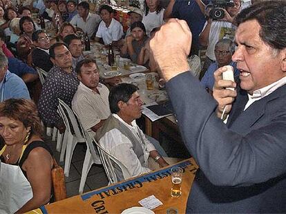 Alan García, en un mitin ante miembros de la Central de Trabajadores del Perú ayer en Lima.
