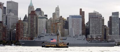 El buque USS New York, con los rascacielos del centro financiero de Manhattan al fondo.