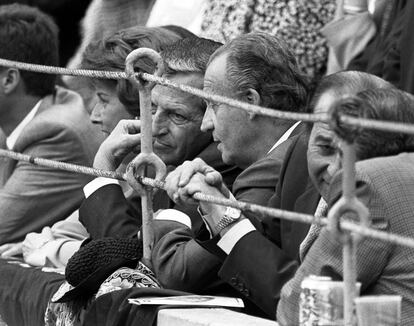 El rey Juan Carlos I y Adolfo Suárez conversan en sus localidades de barrera durante una corrida de toros de la feria de San Isidro en la plaza de Las Ventas de Madrid el 3 de junio de 1998.