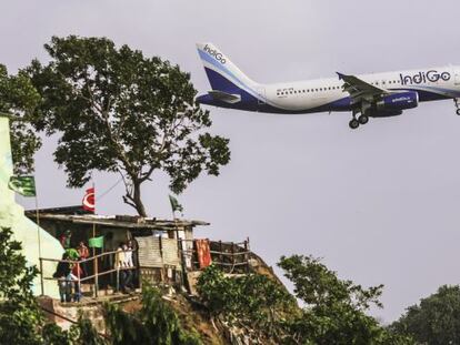 Un avi&oacute;n de IndiGo sobrevuela una zona cercana al aeropuerto de Bombai (India)