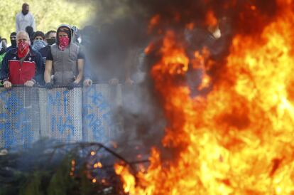 Mineros y Barricada, durante la protesta.