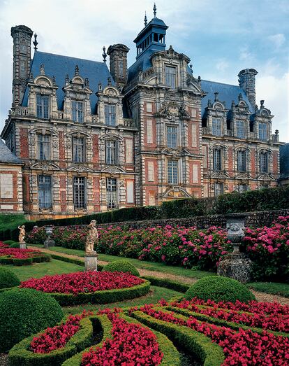 Castillo de Beaumesnil, cuyos jardines están considerados como un pequeño Versalles en medio de la campiña. 
