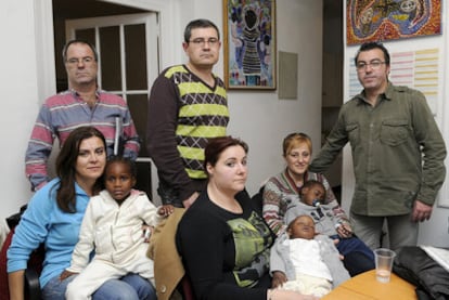 Los tres matrimonios murcianos con sus hijos, hoy en la embajada de Haití en Madrid.