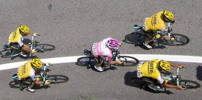 Kruijswijk, de rosa, entre cuatro gregarios de su equipo.