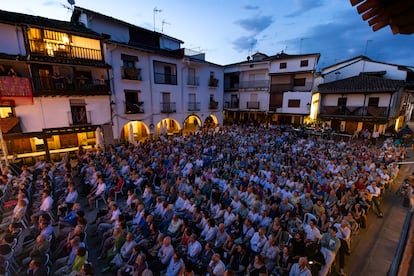Novecientas personas asistieron el sábado en Villanueva de la Vera a la representación de 'L’elisir d’amore'.