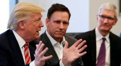 Trump diante de Peter Thiel (Facebook) e Tim Cook (Apple), durante evento em Nova York, em dezembro.