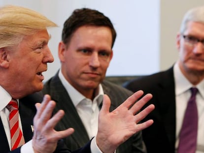 Trump diante de Peter Thiel (Facebook) e Tim Cook (Apple), durante evento em Nova York, em dezembro.