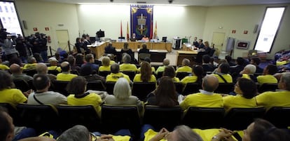 Algunas de las personas afectadas por el caso de las preferentes de Caja Madrid, durante la &uacute;ltima vista del juicio celebrada hoy en los juzgados de Plaza de Castilla, donde las partes har&aacute;n p&uacute;blicas sus conclusiones. EFE/&Aacute;ngel D&iacute;az