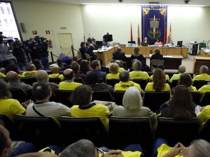 Algunas de las personas afectadas por el caso de las preferentes de Caja Madrid, durante la &uacute;ltima vista del juicio celebrada hoy en los juzgados de Plaza de Castilla, donde las partes har&aacute;n p&uacute;blicas sus conclusiones. EFE/&Aacute;ngel D&iacute;az