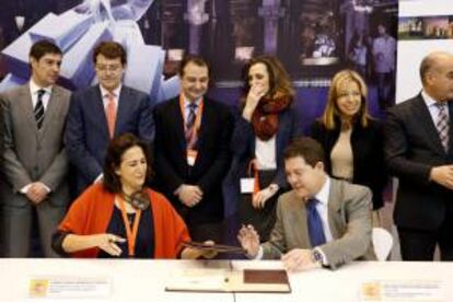 La secretaria de Estado de Turismo, Isabel Borrego (i) y el alcalde de Toledo y presidente del Grupo de Ciudades Patrimonio, Emiliano García-Page, durante la firma de un convenio esta mañana en la Feria internacional de Turismo (Fitur) que se celebra en Madrid.