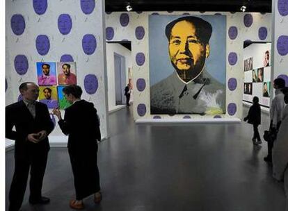 Retrato de Mao en una de las salas del Grand Palais de París, donde se exponen 150 obras de Andy Warhol.