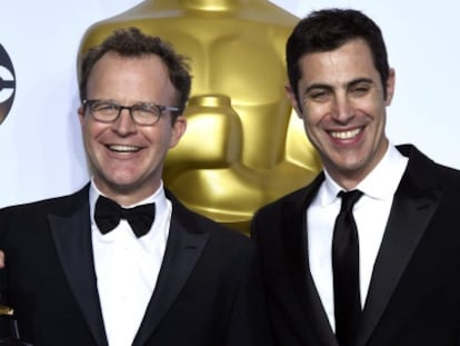 Tom McCarty, director, y Josh Singer, guionista, posan con sus Oscar a mejor gui&oacute;n original por la pel&iacute;cula Spotlight.