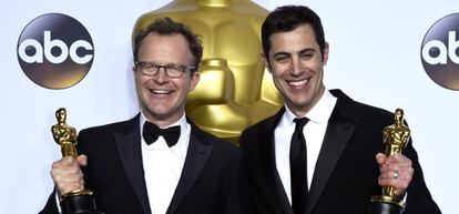 Tom McCarty, director, y Josh Singer, guionista, posan con sus Oscar a mejor guión original por la película Spotlight.