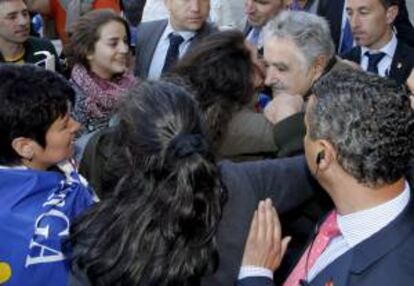 El presidente de Uruguay, José Mújica, (d) saluda a algunos compatriotas uruguayos que se acercaron a la plaza del Obradoiro, ayer en Santiago de Compostela.