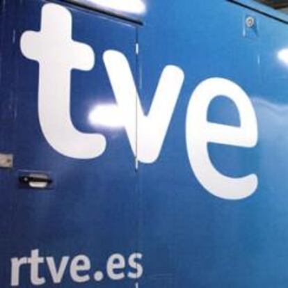 Un camión con el logo de la TVE.