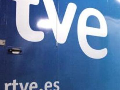 Un camión con el logo de la TVE.