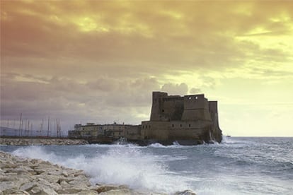 El castillo del Huevo, de época española en su trazo actual, debe su nombre a un legendario huevo mágico del poeta Virgilio para evitar la ruina de Nápoles.