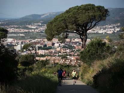 Gente haciendo deporte en la carretera de las Aguas.