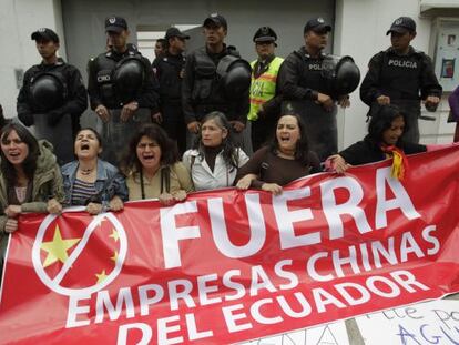 Protesta ante la Embajada china en Quito.