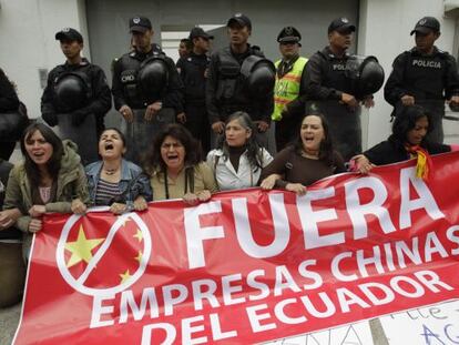 Protesta ante la Embajada china en Quito.