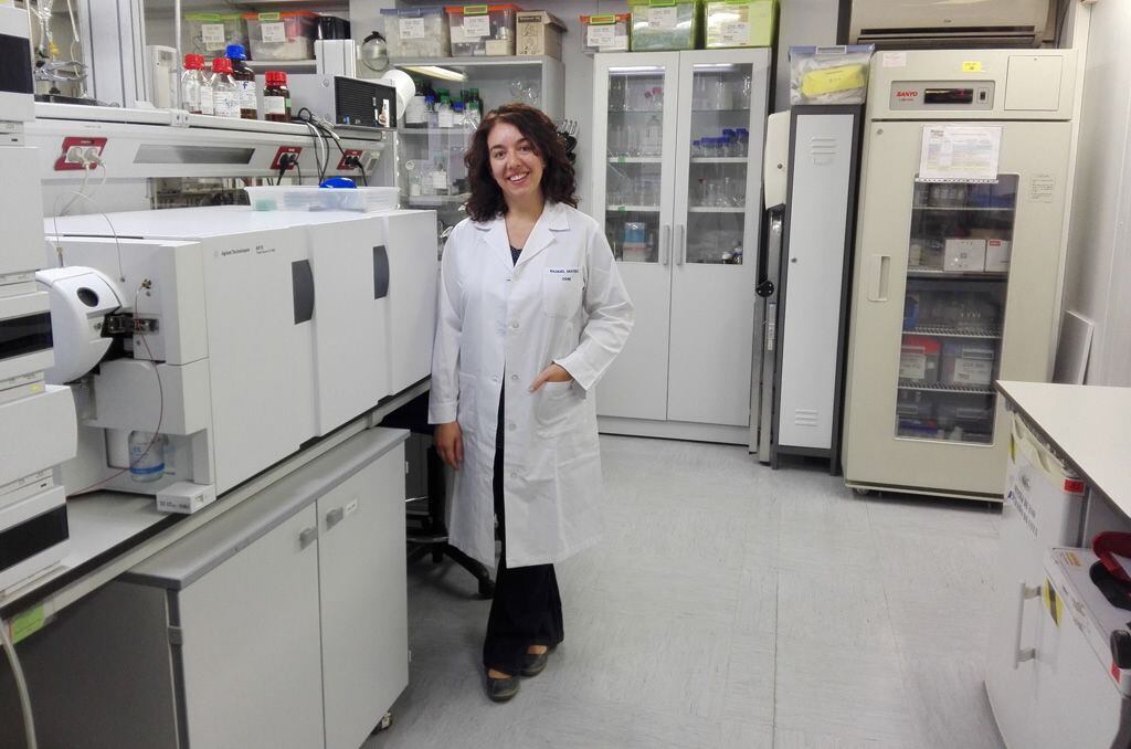 Raquel Mateos Briz, científica titular del Instituto de Ciencia y Tecnología de Alimentos y Nutrición (ICTAN-CSIC) y coautora de las investigaciones, en los laboratorios del centro.