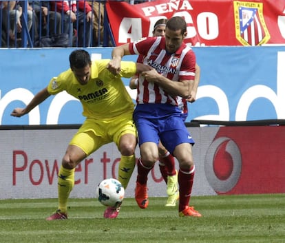 Cani disputa un balón con Mario Suárez.