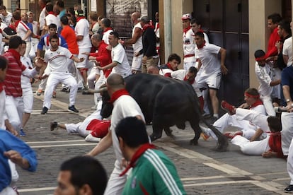 Sin embargo, la llegada de sus hermanos le ha reconducido hacia la calle Estafeta, donde poco después de salir de la curva se ha llevado por delante a un mozo que corría por la izquierda de este tramo