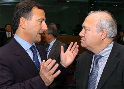 El ministro italiano de Exteriores, Frattini (izquierda), junto a su homólogo español, Moratinos.