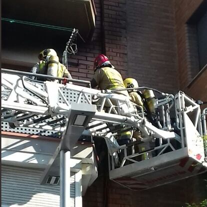 Actuación de los bomberos en el edificio donde ha aparecido la víctima.