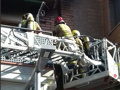 Actuación de los bomberos en el edificio donde ha aparecido la víctima.
