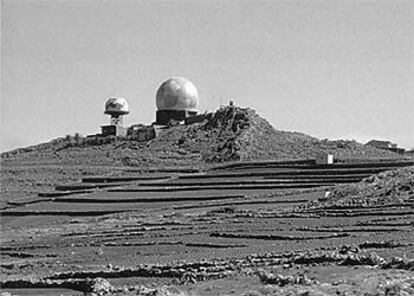 Antenas de radar en Las Peñas del Cache (Lanzarote). La mayor es la militar y provoca interferencias en la antena civil.