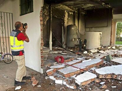 Un policía fotografía los destrozos causados por la explosión.