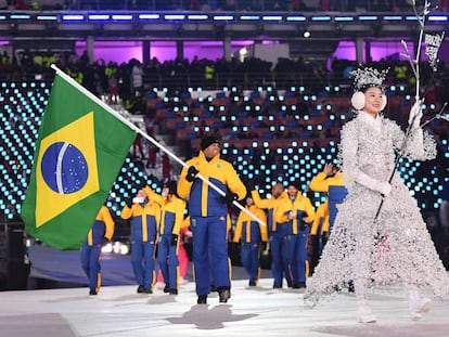 Edson Bindilatti, do bobsled, leva a bandeira do Brasil na cerimônia.