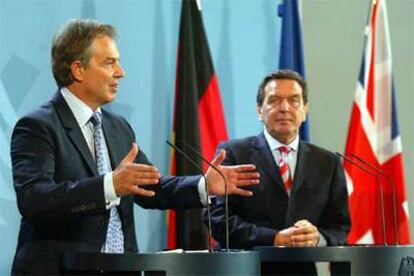 Tony Blair y Gerhard Schröder, ayer durante su comparecencia ante la prensa en Berlín.
