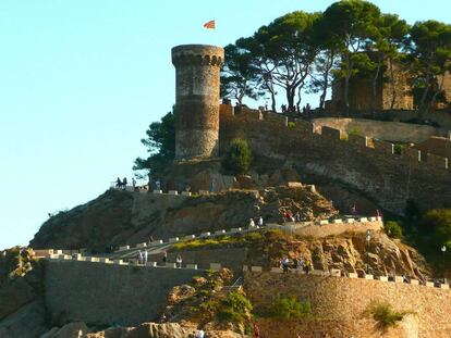 El castillo de Tossa de Mar se alza imponente dominando tierra y mar.