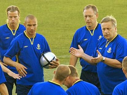 Tommy Söderberg y Lars Lagerbäck (con gafas) dan instrucciones a sus jugadores.