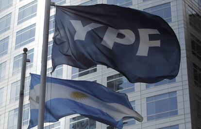 Las banderas de Argentina e YPF en su sede.