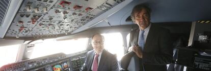 El presidente de Iberia, Luis Gallego, junto al responsable de Airbus Espa&ntilde;a, Fernando Alonso, en el interior del Airbus A350 WXB que aterriz&oacute; ayer en Madrid por primera vez, procedente de Toulouse en vuelo de pruebas. 