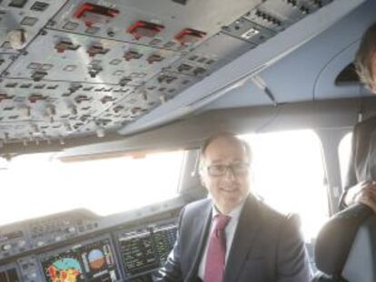 El presidente de Iberia, Luis Gallego, junto al responsable de Airbus Espa&ntilde;a, Fernando Alonso, en el interior del Airbus A350 WXB que aterriz&oacute; ayer en Madrid por primera vez, procedente de Toulouse en vuelo de pruebas. 