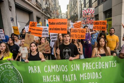 Un grupo de jóvenes contra el cambio climático del movimiento Fridays for Future protesta en las calles de Madrid, en septiembre de 2022.