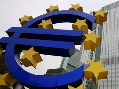 El símbolo del euro ante la sede del Banco Central Europeo en Fráncfort.