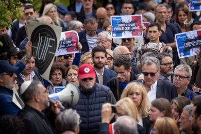 Julien Leonardelli, centro de la imagen, participa en una concentración contra el antisemitismo celebrada en Toulouse este viernes.