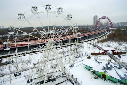 En 2017 Moscú inauguraba su primera noria abierta durante todo el año en el parque de atracciones Skazka, en el distrito de Krylatskoye. Con 35 metros de altura y 18 góndolas cerradas, tomaba el relevo de la Moscow-850m, símbolo del 850º aniversario de la capital rusa, que fue desmantelada en julio de 2016 después de dos décadas en pie. Para este año, Rusia ha anunciado la construcción de otra noria en el parque de ocio VDNJ de Moscú, y sus 140 metros de altura previstos le arrebatarán al London Eye el título de noria-mirador más alta de Europa.