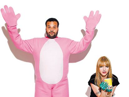 Carlos Jean lleva disfraz de la Pantera Rosa de Menkes. Najwa Nimri lleva su propia camiseta, pantalones de pitillo de H&M y botas de plataforma de Menkes.