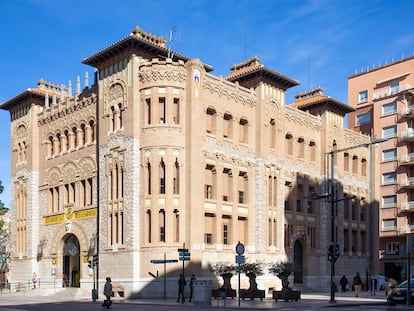 El histórico edificio de Correos de Castellón fue inaugurado en 1932 y es de base modernista con influencias gaudidianas.